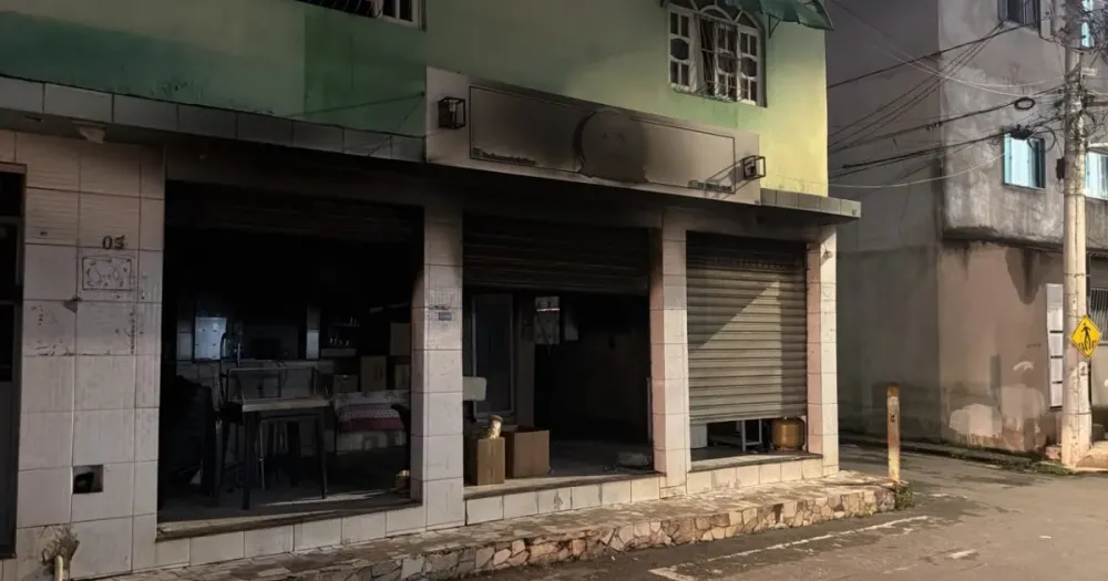 Incêndio destrói lanchonete e mobiliza bombeiros em Cariacica